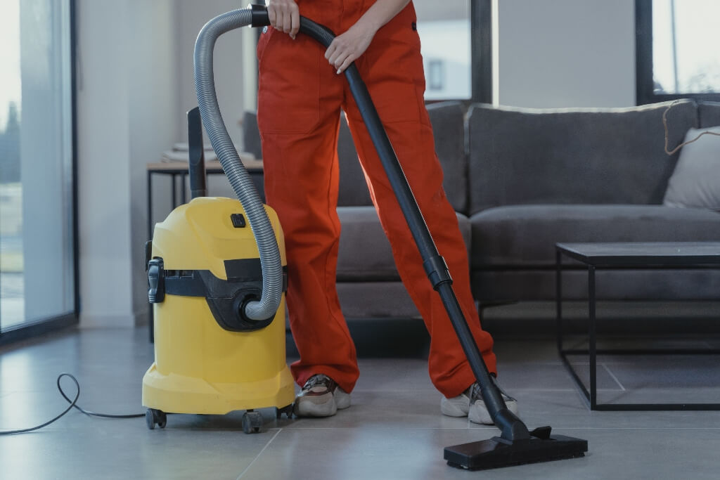 Pexels Licence - Tima Miroshnichenko Cleaner with a vacuum